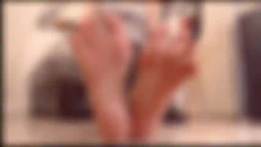 Füße. Nahaufnahme, sohlen, spritzender dildo.