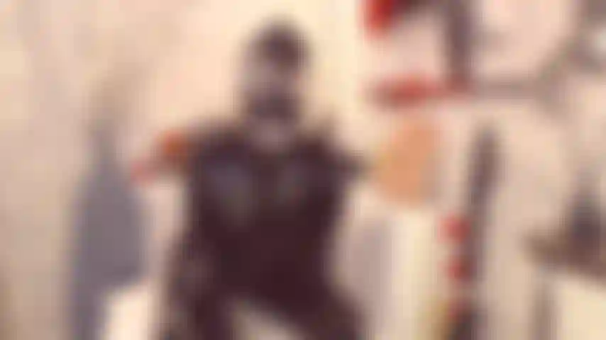 Gasmaske, bohrer in der muschi, catsuit, ballettschuhe.