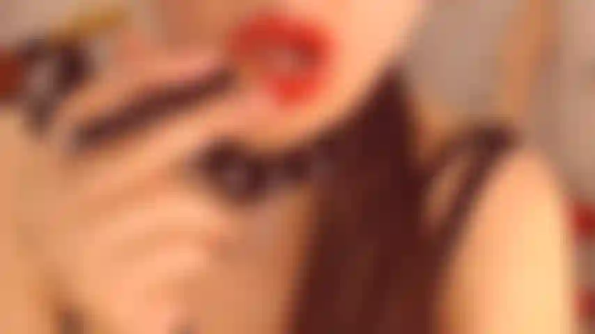 Füße. Rote zehen. Zehenlutschen.