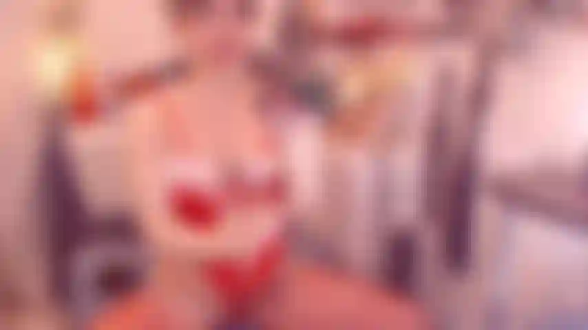 Eine champagnerflasche, ein arsch, ein offener blick, ein prolaps.