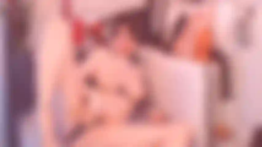 Reite mit einem sch*sselschwanzspielzeug sehr tief anal.