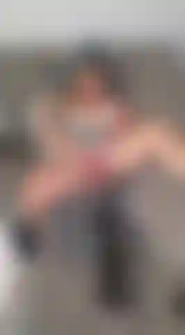 Eine fickmaschine auf der couch.