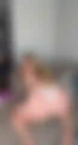 Schau zu, wie diese riesigen titten hüpfen und gewaltig spritzen.