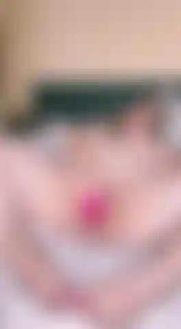 Meine süßen füße und meine muschi sind mit einem rosa dildo gefüllt.