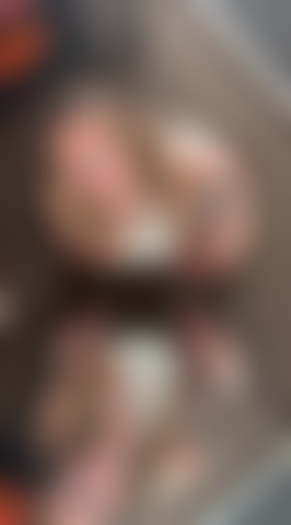 Die vor dem spiegel hüpft und spritzt. Alle winkel.