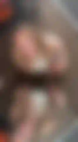 Die vor dem spiegel hüpft und spritzt. Alle winkel.