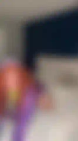 Daphne reitet den passenden dildo.