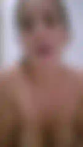 Hallo, ich bin nackt in meinem badezimmer.