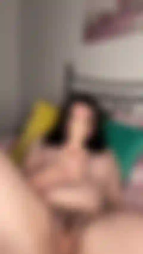 Dildo fickt meine muschi.