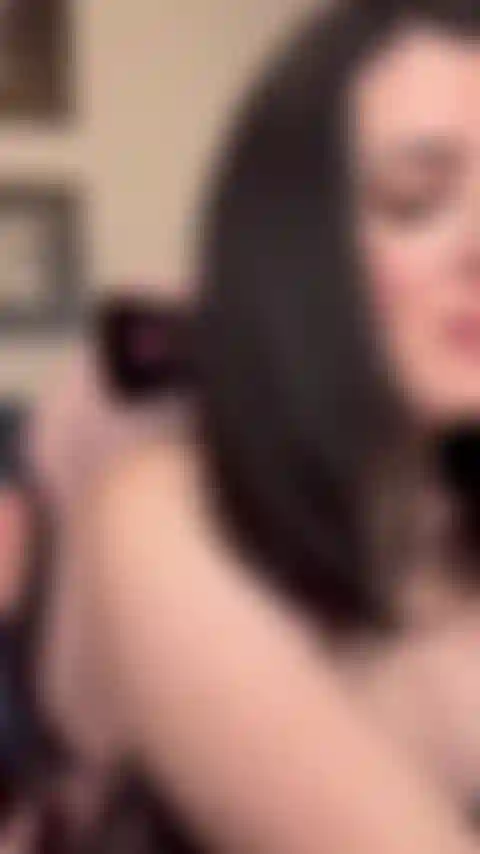 Gamer-freundin lutscht und wird gefickt (solo-rollenspiel).