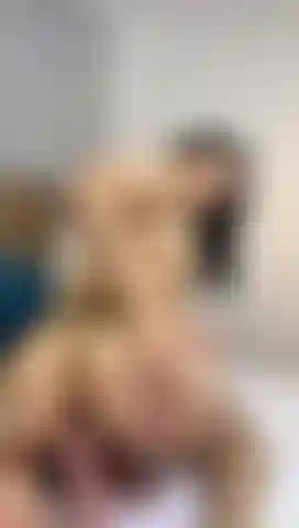 Deren hintern auf dem dildo hüpft.