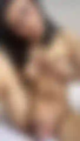 Die mit dem dildo in ihrer feuchten muschi spielt.