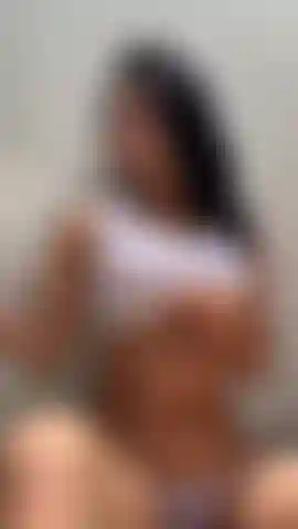 Mache meine heißen titten nass, damit du mit ihnen spielen kannst.