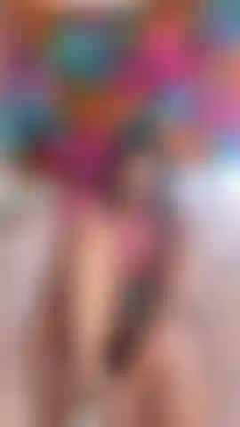 Ziehe meine weißen hanes-socken aus, um meine schmutzigen fußsohlen und meine rote pediküre zu enthüllen, während ich dir meinen hintern in booty-shorts zeige.