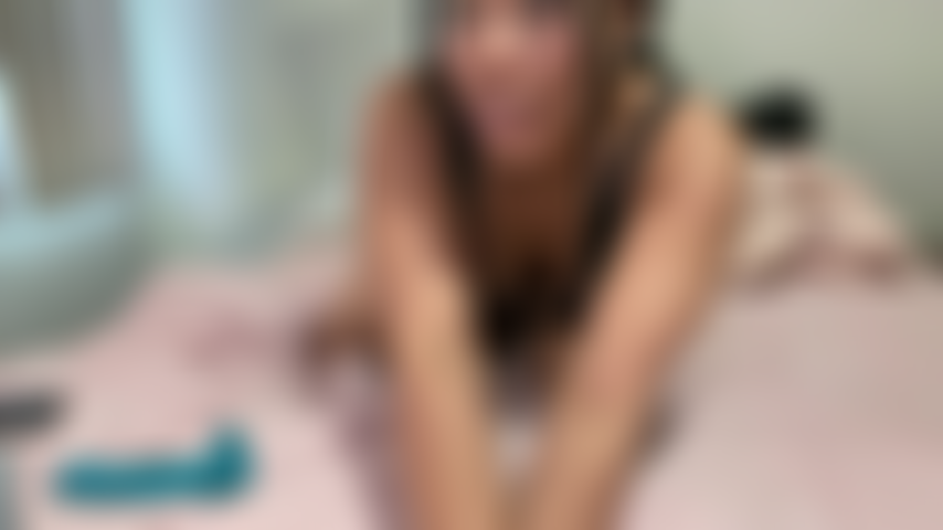 Benutze meinen dildo und vibrator, um zum kommen zu kommen und meine muschi cremig zu machen.