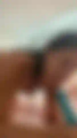 Einen ungeschönten und schlampigen blowjob, während ich nackt auf dir liege.