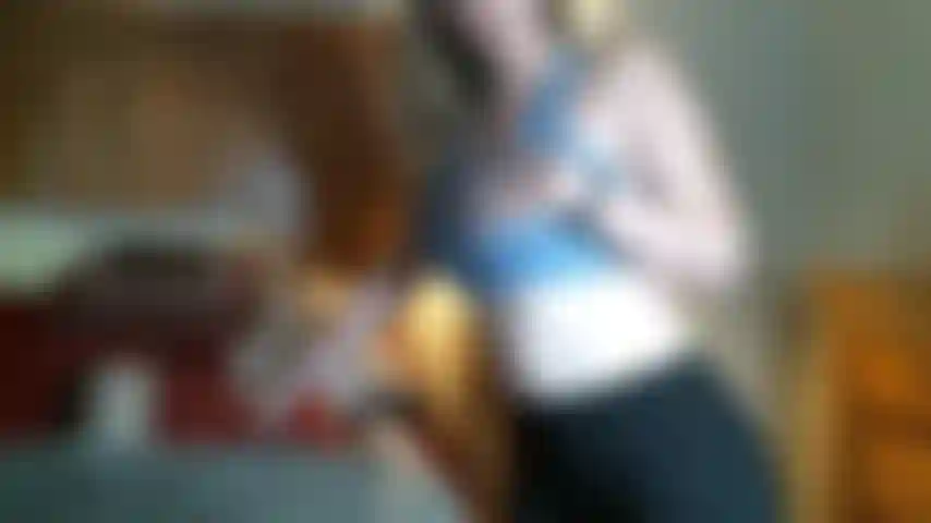 Wünschst du dir jemals, du könntest sehen, wie diese heiße milf von nebenan in yogahosen und sport-bh frech ist und es in beide löcher nimmt!? Nun, hier ist ihre chance.... Eine einmalige chance!! Nimm es!!