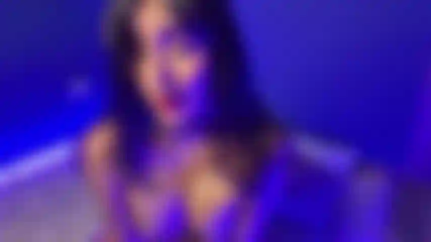 FEET FETISH -- PLAYING WITH MY FEET AND RUBBING MY HAIRY PUSSY