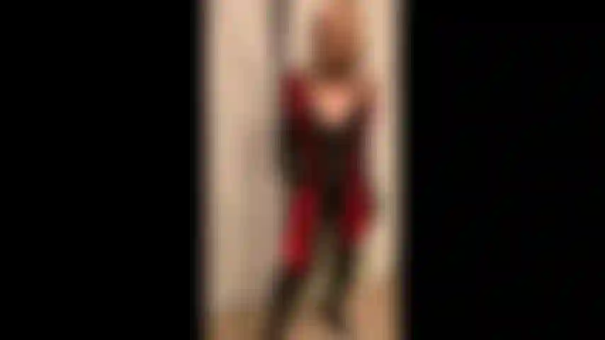 Mary carey spielt mit einem dildo im gothic-stil.