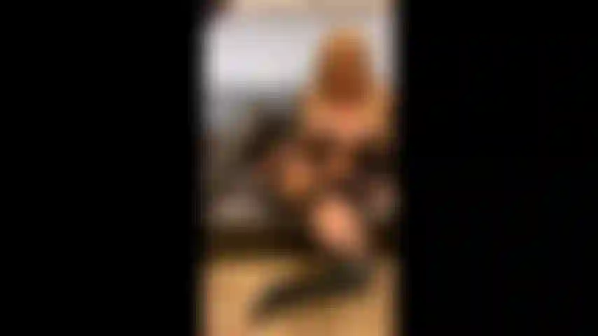 Mary carey mit lederstiefeln und dildo.