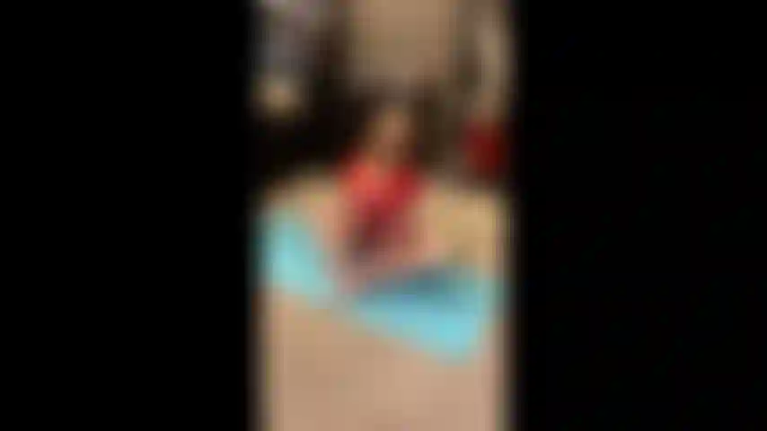 Naked yoga und stretching mit mary carey.