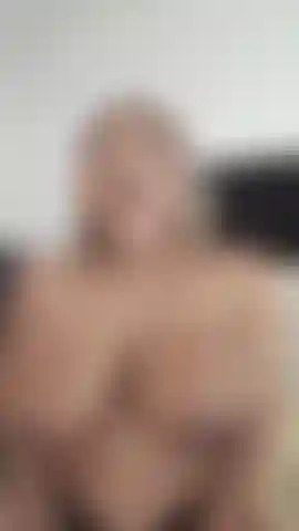 Sabbernden brüsten, die die brüste nass machen und hart hüpfen lassen.