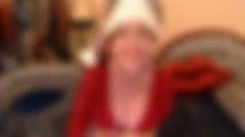 Nichts sagt „weihnachten kommt" so wie mein festliches ahegao-video! Weil du in diesem jahr so unglaublich nett zu mir warst, verdienst du eine wunderbar unartige weihnachtsüberraschung! Und hier ist sie! Ein gold-show-video, das dir das beste von allem bietet... Titten, arsch und mehr! Es ist das geschenk, das immer weitergibt, während du immer weiter kommst! Ich wünsche dir ein cremig-weißes weihnachtsfest! Fröhlich deine! Muah tags: ahegao, rothaarige, brille, große titten, 32g, squirting, solo, masturbation, weihnachtsmütze, schielend, zunge raus.