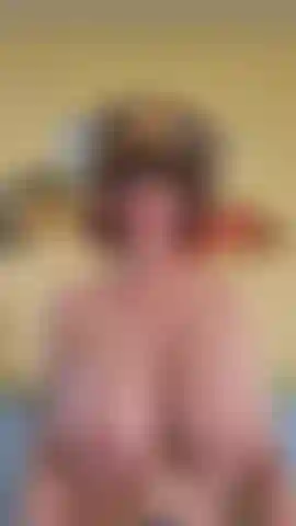 Pov. Reite drauf los, cowgirl! Es gibt nur eine sache, die besser ist als die besten brüste im westen zu haben; und das ist, sie dir ins gesicht zu hüpfen, während ich hoch auf deinem schwanz reite! Halt dich an deinem hut fest, cowboy, ich fange gerade erst an. Tags: pov, große titten, gesicht, cowboyhut, hüpfende titten.