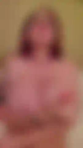 Ich öle meine titten ein! Oh wow, das fühlt sich so gut an... Ich spiele mit meinen riesigen weichen, prallen brüsten, während das öl herunterläuft. Oh mein gott! Ich liebe meine titten!!! Tags: RedMostWanted, big tits, 32g, oil, oily tits, big boobs, shiny, nipples, topless.