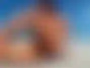 Am strand melke ich meine titten und spiele an meiner fotze bis ich abspritze. Und ich spritze zweimal in den warmen sand :).