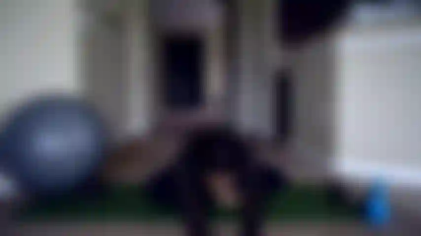 Ich hatte eine anfrage, um meine trainingsroutine zu zeigen, dann ziehe ich mein outfit aus und ziehe es aus. Ich spiele mit meiner neuen stimmung mit dem gspot-aufsatz, gefolgt von einem ritt auf meinem riesigen bösen drachenschwanz!