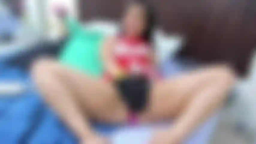 Cheerleaderin spielt mit den fingern.
