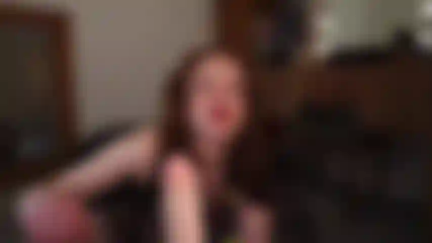 Unordentlicher spitplay-dildo-blowjob im latexkleid.