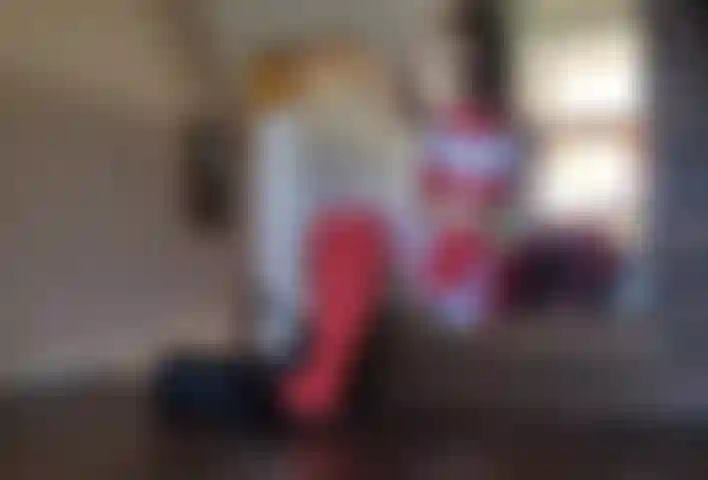 Joi-cheerleaderin, die dir nach dem training beim abspritzen hilft.