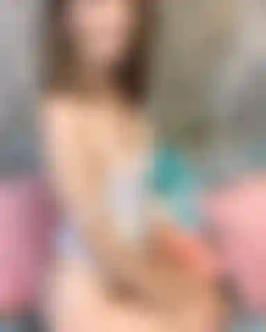 Robin, foto-diashow 9 8 22, ein lustiger, süßer/sexy look mit zartem g-string, socken und weißem tanktop.
