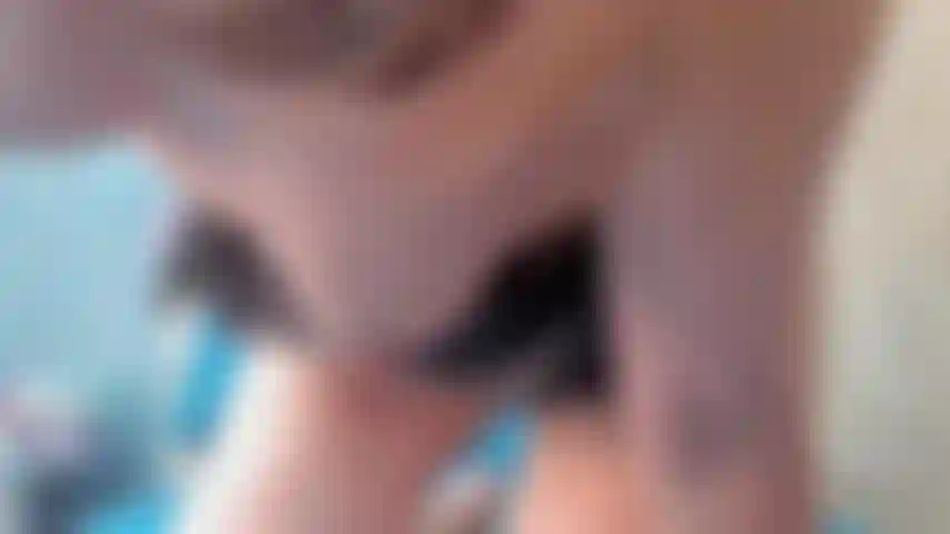 Robin – ich ficke meine haarige muschi mit dem candy-dildo und necke gleichzeitig meine klitoris mit meiner spitze-stimmung. Ich liebe es, diese schwingungen direkt von dir zu bekommen, mein vergnügen explodiert einfach – pass einfach auf meine zehen und brustwarzen auf.