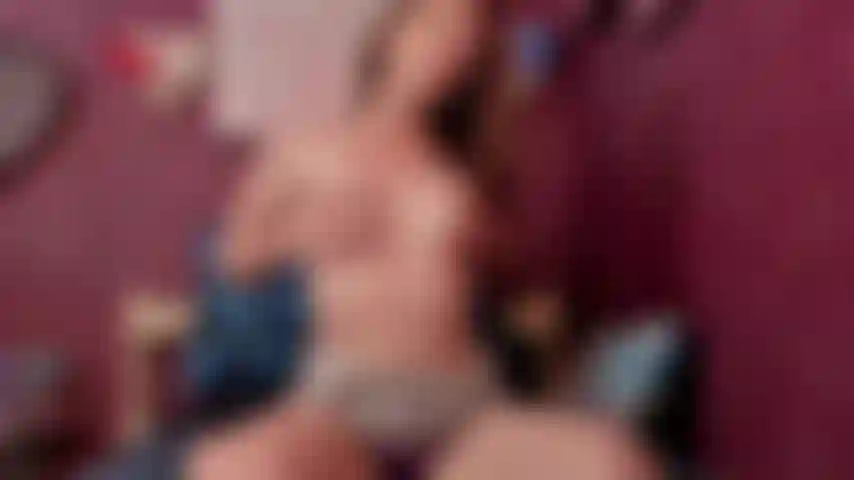 Robin, super sexy spuckespiel – du kannst zusehen, wie es langsam von meiner zunge, meinen titten und meinem körper tropft. Das solltest du dir nicht entgehen lassen!