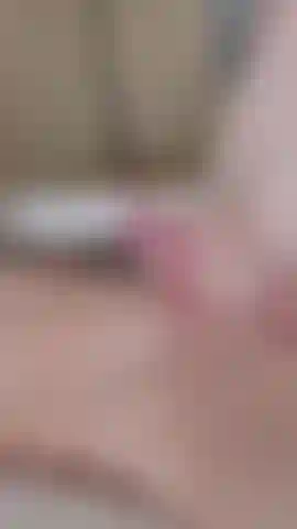 Der im bett liegt und spielt.