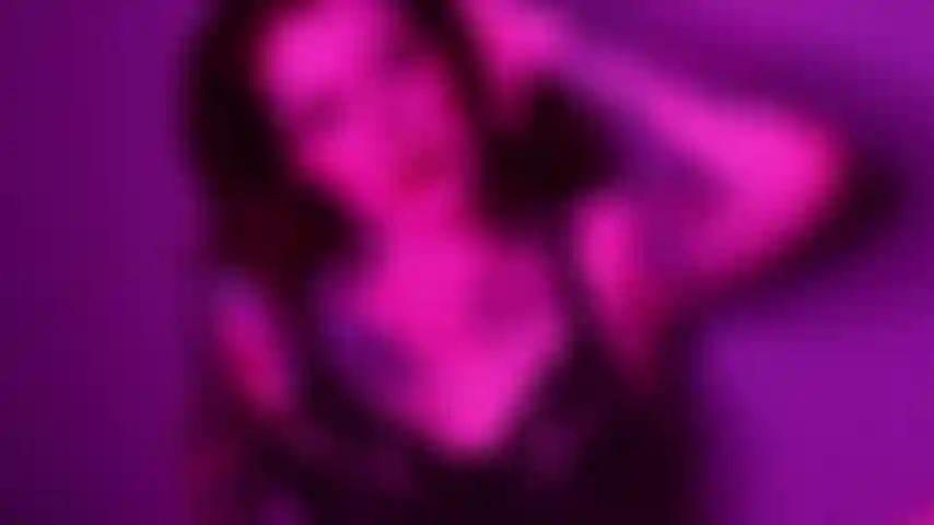 Wenn du kommen willst, musst du mir ein versprechen geben – wenn du in diese hand kommst, wirst du es in dieses gesicht reiben, dann in diesen mund!!! Ich will dich schlucken lassen wie eine schlampe, würdig einen orgasmus zu haben! Wenn du das nicht tust, kommst du in keuschheit, du miststück!!