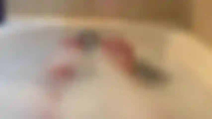 Seifige, schaumige badewannenfüße. Sei ein dreckiger fußfetischist und bewundere mich, während ich meine füße schön sauber mache und im schaumigen wasser spiele und plätschere.