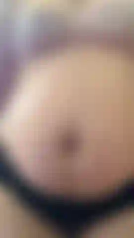 Reibe meinen schwangeren bauch mit öl ein