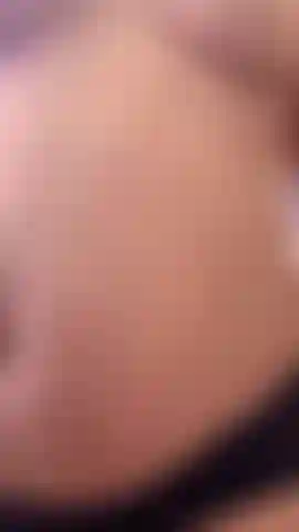 Massiere öl auf meinen schwangeren bauch und meine brüste.