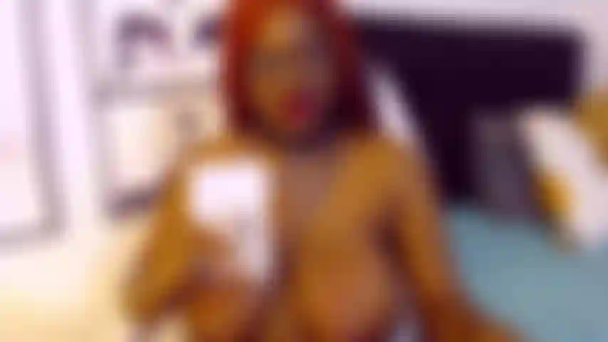 Schwarzes mädchen probiert verschiedene nippelklemmen an ihren großen brüsten aus.