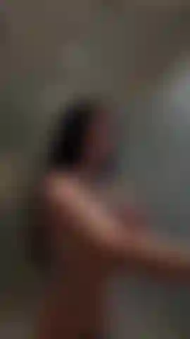 Komm zu mir in diese heiße dusche 🚿 ich könnte manchmal nackt sein 😈 das wasser läuft an meinem heißen nackten körper hinunter 🥵.