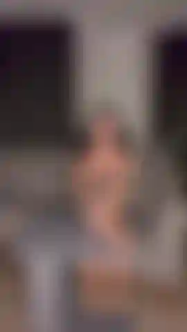 Sexy geiles blasen an einem großen schwarzen schwanz😈 du wirst dir das immer wieder ansehen🥵.