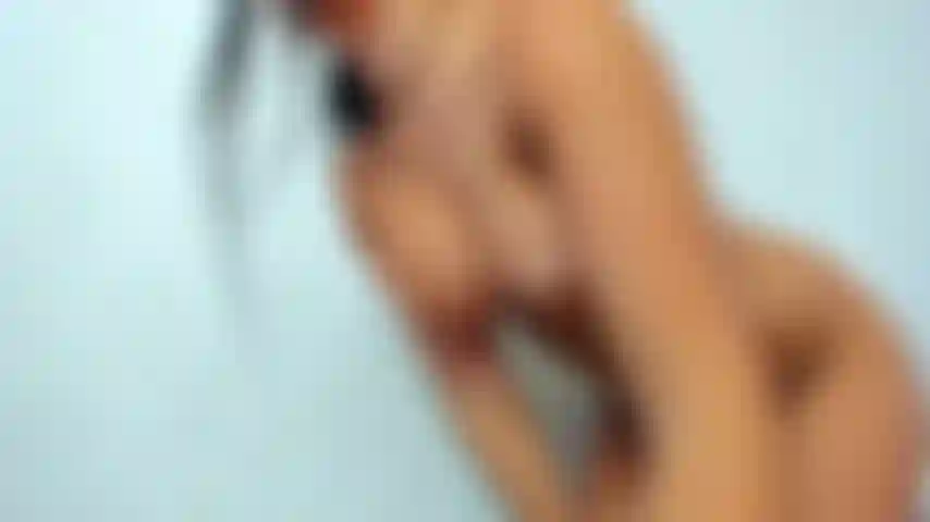 Necke dich mit meinem sexy arsch und meinen nackten brüsten.