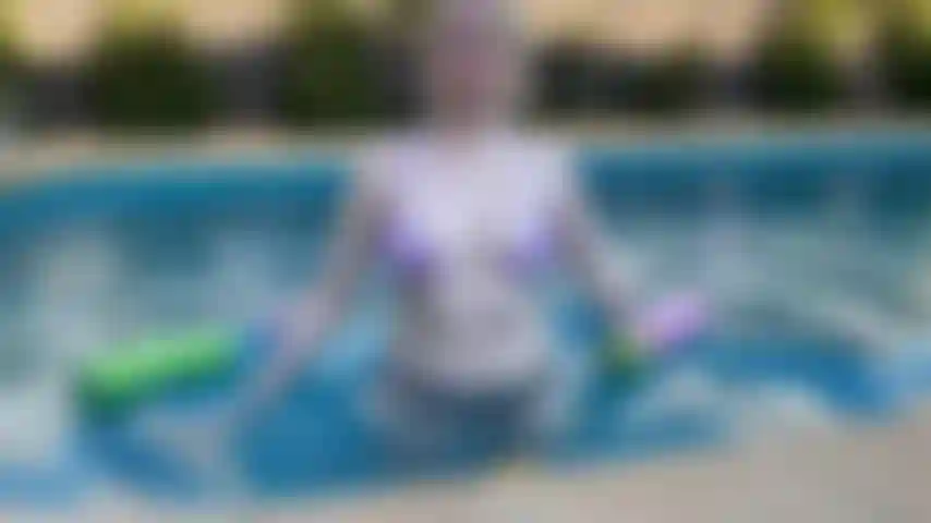 Bin mein albernes ich und spiele im pool herum.