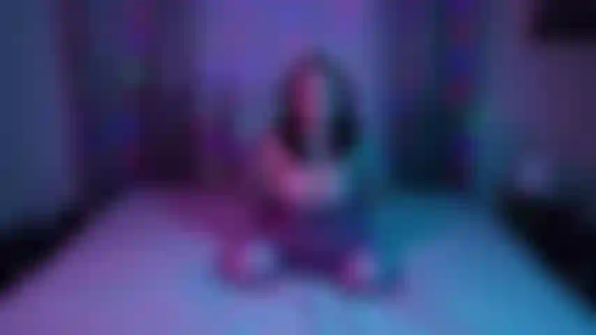 Ich habe ein lustiges neues spielzeug, das ich schon immer mit dir teilen wollte! Es ist ein leuchtender, vibrierender buttplug und mein neues lieblings-arschspielzeug. Sieh mir zu, wie ich es zur schau stelle und meinen haarigen schlitz fingere, während er tief in meinem engen arschloch summt!