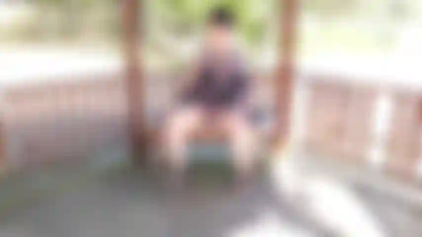 Bin heute über diesen schönen pavillon am see gestolpert. Brauchte einen moment, um mich im schatten auszuruhen und mein dreckiges loch mit meinem lieblingsspielzeug zu ficken! Zog mein höschen zur seite, fingerte meinen haarigen schlitz und spritzte mehrere ladungen mädchensperma über den ganzen holzboden!