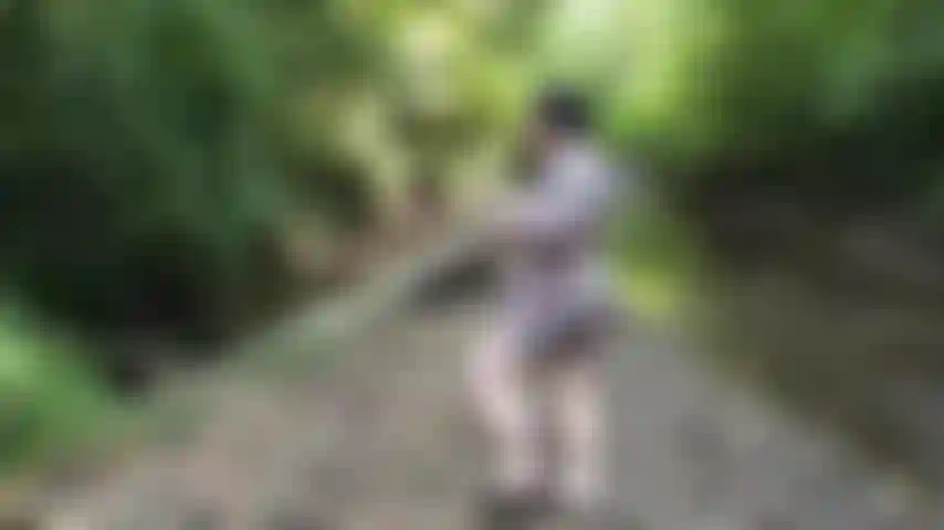 Ging auf einem belebten naturpfad spazieren. Wie ich meine fette, haarige muschi hämmere, nur wenige meter vom beliebten pfad entfernt, bevor ich mehrere spritzer mädchensperma ins wasser spritze.